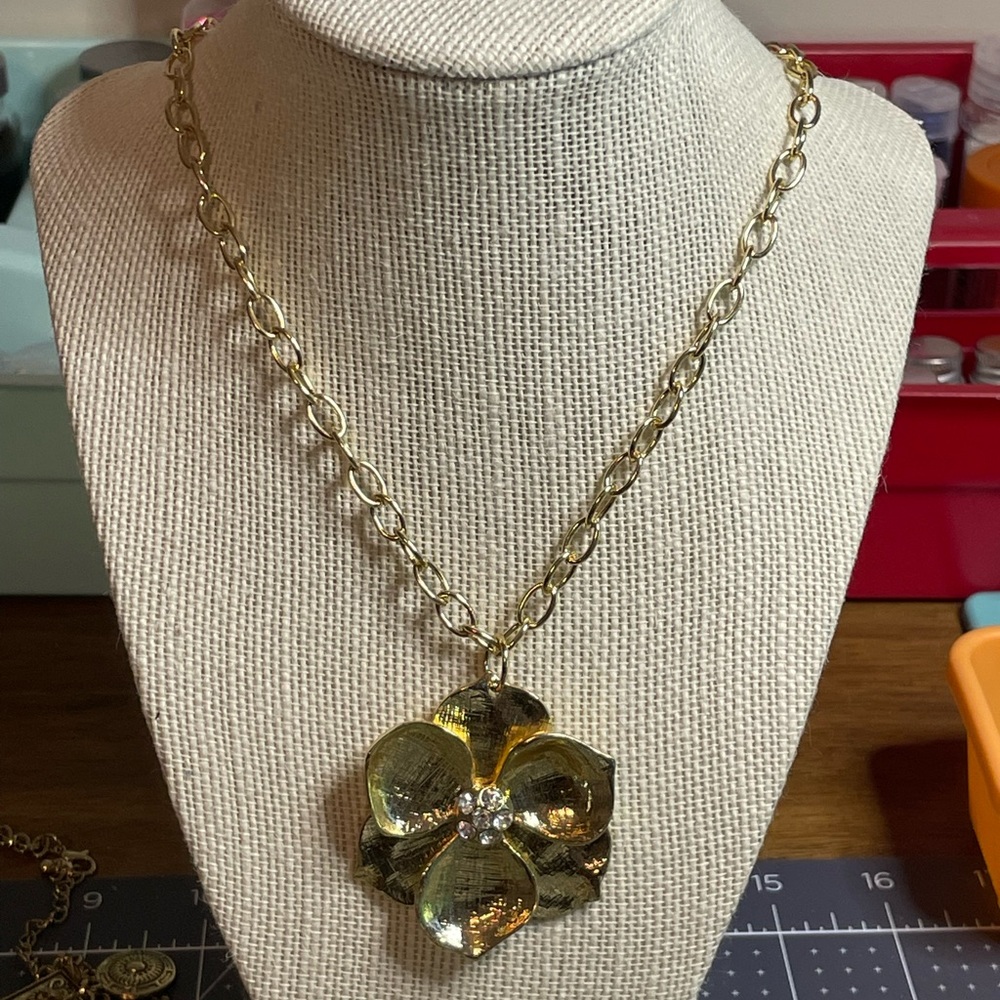 Gold-tone flower pendant necklace (Natasha brand)